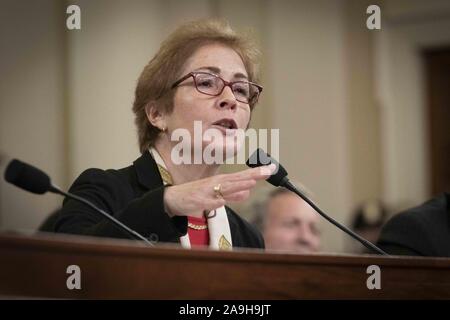 Novembre 15, 2019, Washington, District of Columbia, United States : MARIE YOVANOVITCH, ancien ambassadeur des Etats-Unis à l'Ukraine, est prêté serment devant elle témoigne devant le Comité sur le renseignement de la Chambre, après qu'elle aurait été évincé de son poste par le Président Donald Trump. Résumé L'appel entre le Président Trump et le Président ukrainien Volodymyr Zelensky dit que Trump appelé son â€œbad l'info ». En réponse, YOVANOVITCH oeshockedâ «" et "oedevastatedâ » au président de sa caractérisation. Le 15 novembre 2019 (Crédit Image : © Christian Douglas/Zuma sur le fil) Banque D'Images