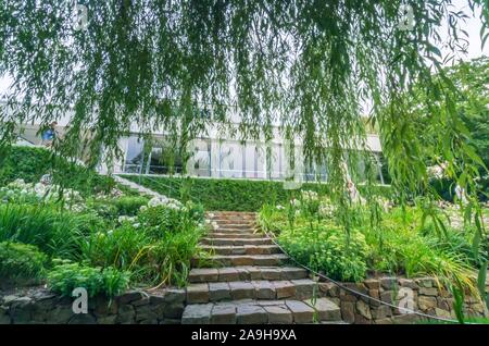 Brno, République tchèque (9 août 2016) Vue extérieure du jardin de Villa Tugendhat par l'architecte Ludwig Mies van der Rohe (1930) Banque D'Images