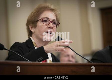 Novembre 15, 2019, Washington, District of Columbia, United States : MARIE YOVANOVITCH, ancien ambassadeur des Etats-Unis à l'Ukraine, est prêté serment devant elle témoigne devant le Comité sur le renseignement de la Chambre, après qu'elle aurait été évincé de son poste par le Président Donald Trump. Résumé L'appel entre le Président Trump et le Président ukrainien Volodymyr Zelensky dit que Trump appelé son â€œbad l'info ». En réponse, YOVANOVITCH oeshockedâ «" et "oedevastatedâ » au président de sa caractérisation. Le 15 novembre 2019 (Crédit Image : © Christian Douglas/Zuma sur le fil) Banque D'Images