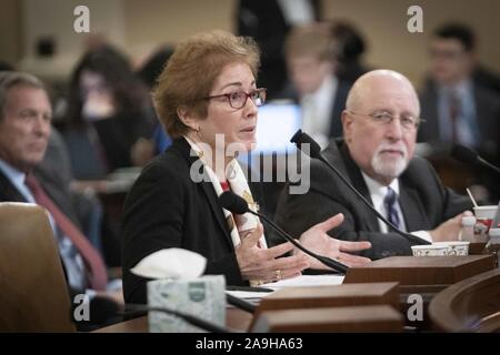 Novembre 15, 2019, Washington, District of Columbia, United States : MARIE YOVANOVITCH, ancien ambassadeur des Etats-Unis à l'Ukraine, est prêté serment devant elle témoigne devant le Comité sur le renseignement de la Chambre, après qu'elle aurait été évincé de son poste par le Président Donald Trump. Résumé L'appel entre le Président Trump et le Président ukrainien Volodymyr Zelensky dit que Trump appelé son â€œbad l'info ». En réponse, YOVANOVITCH oeshockedâ «" et "oedevastatedâ » au président de sa caractérisation. Le 15 novembre 2019 (Crédit Image : © Christian Douglas/Zuma sur le fil) Banque D'Images