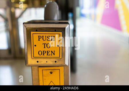 Le bouton d'accès handicapés, appuyez pour ouvrir qui permet aux personnes en fauteuil roulant d'avoir accès à l'Intu centre commercial Potteries dans Hanley, Stoke on Trent Banque D'Images