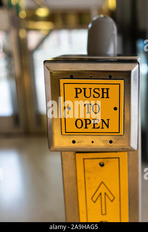 Le bouton d'accès handicapés, appuyez pour ouvrir qui permet aux personnes en fauteuil roulant d'avoir accès à l'Intu centre commercial Potteries dans Hanley, Stoke on Trent Banque D'Images