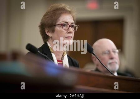 Novembre 15, 2019, Washington, District of Columbia, United States : MARIE YOVANOVITCH, ancien ambassadeur des Etats-Unis à l'Ukraine, est prêté serment devant elle témoigne devant le Comité sur le renseignement de la Chambre, après qu'elle aurait été évincé de son poste par le Président Donald Trump. Résumé L'appel entre le Président Trump et le Président ukrainien Volodymyr Zelensky dit que Trump appelé son â€œbad l'info ». En réponse, YOVANOVITCH oeshockedâ «" et "oedevastatedâ » au président de sa caractérisation. Le 15 novembre 2019 (Crédit Image : © Christian Douglas/Zuma sur le fil) Banque D'Images