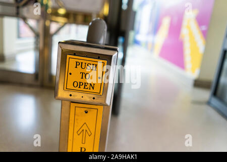 Le bouton d'accès handicapés, appuyez pour ouvrir qui permet aux personnes en fauteuil roulant d'avoir accès à l'Intu centre commercial Potteries dans Hanley, Stoke on Trent Banque D'Images