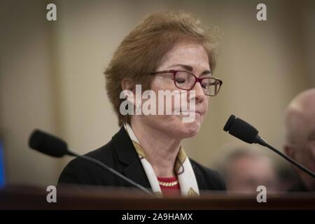 Novembre 15, 2019, Washington, District of Columbia, United States : MARIE YOVANOVITCH, ancien ambassadeur des Etats-Unis à l'Ukraine, est prêté serment devant elle témoigne devant le Comité sur le renseignement de la Chambre, après qu'elle aurait été évincé de son poste par le Président Donald Trump. Résumé L'appel entre le Président Trump et le Président ukrainien Volodymyr Zelensky dit que Trump appelé son â€œbad l'info ». En réponse, YOVANOVITCH oeshockedâ «" et "oedevastatedâ » au président de sa caractérisation. Le 15 novembre 2019 (Crédit Image : © Christian Douglas/Zuma sur le fil) Banque D'Images