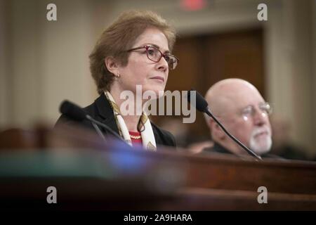 Novembre 15, 2019, Washington, District of Columbia, United States : MARIE YOVANOVITCH, ancien ambassadeur des Etats-Unis à l'Ukraine, est prêté serment devant elle témoigne devant le Comité sur le renseignement de la Chambre, après qu'elle aurait été évincé de son poste par le Président Donald Trump. Résumé L'appel entre le Président Trump et le Président ukrainien Volodymyr Zelensky dit que Trump appelé son â€œbad l'info ». En réponse, YOVANOVITCH oeshockedâ «" et "oedevastatedâ » au président de sa caractérisation. Le 15 novembre 2019 (Crédit Image : © Christian Douglas/Zuma sur le fil) Banque D'Images