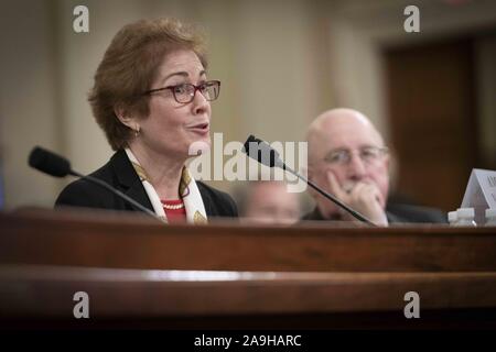 Novembre 15, 2019, Washington, District of Columbia, United States : MARIE YOVANOVITCH, ancien ambassadeur des Etats-Unis à l'Ukraine, est prêté serment devant elle témoigne devant le Comité sur le renseignement de la Chambre, après qu'elle aurait été évincé de son poste par le Président Donald Trump. Résumé L'appel entre le Président Trump et le Président ukrainien Volodymyr Zelensky dit que Trump appelé son â€œbad l'info ». En réponse, YOVANOVITCH oeshockedâ «" et "oedevastatedâ » au président de sa caractérisation. Le 15 novembre 2019 (Crédit Image : © Christian Douglas/Zuma sur le fil) Banque D'Images