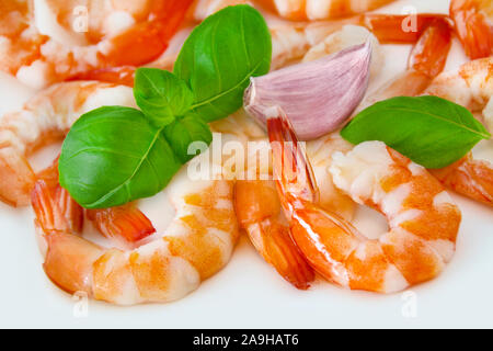 Crevettes à l'ail et basilic Banque D'Images