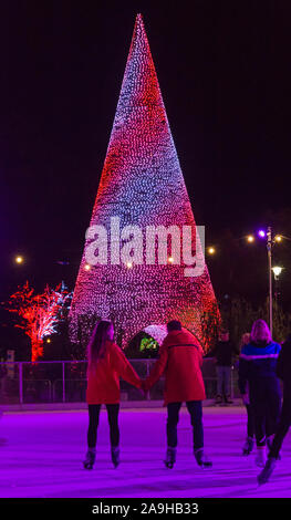 Bournemouth, Dorset, UK. 15 Nov 2019. Des milliers de visiteurs, familles et enfants excités, troupeau, à Bournemouth Gardens bravant le froid pour l'ouverture de l'arbre de Noël de Bournemouth Wonderland. De retour pour sa 2e année avec un plus grand et un meilleur affichage avec plus de 100 arbres scintillants et illuminations, y compris l'ours géant, et les gens d'épice babiole géant. Certains arbres sont à thème pour représenter les six villes à travers le monde. Les visiteurs peuvent suivre le sentier. Credit : Carolyn Jenkins/Alamy Live News Banque D'Images