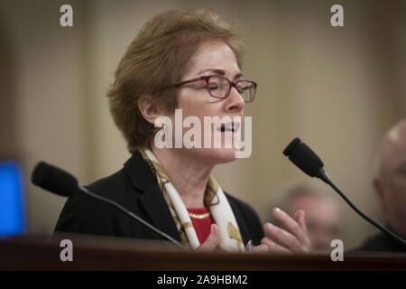 Novembre 15, 2019, Washington, District of Columbia, United States : MARIE YOVANOVITCH, ancien ambassadeur des Etats-Unis à l'Ukraine, est prêté serment devant elle témoigne devant le Comité sur le renseignement de la Chambre, après qu'elle aurait été évincé de son poste par le Président Donald Trump. Résumé L'appel entre le Président Trump et le Président ukrainien Volodymyr Zelensky dit que Trump appelé son â€œbad l'info ». En réponse, YOVANOVITCH oeshockedâ «" et "oedevastatedâ » au président de sa caractérisation. Le 15 novembre 2019 (Crédit Image : © Christian Douglas/Zuma sur le fil) Banque D'Images