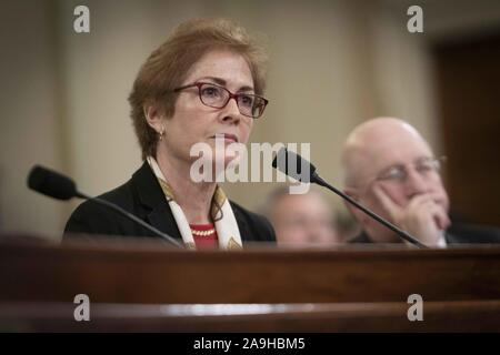 Novembre 15, 2019, Washington, District of Columbia, United States : MARIE YOVANOVITCH, ancien ambassadeur des Etats-Unis à l'Ukraine, est prêté serment devant elle témoigne devant le Comité sur le renseignement de la Chambre, après qu'elle aurait été évincé de son poste par le Président Donald Trump. Résumé L'appel entre le Président Trump et le Président ukrainien Volodymyr Zelensky dit que Trump appelé son â€œbad l'info ». En réponse, YOVANOVITCH oeshockedâ «" et "oedevastatedâ » au président de sa caractérisation. Le 15 novembre 2019 (Crédit Image : © Christian Douglas/Zuma sur le fil) Banque D'Images