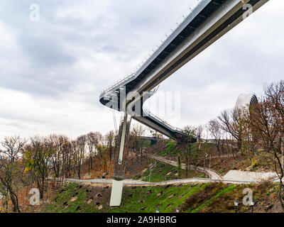 Vue sur le pont de bas en haut. L'industrie. Image en arrière-plan. Banque D'Images