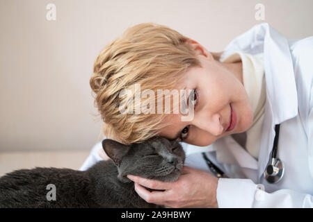 Femme de l'amour et des soins vétérinaires montrent vers animaux domestiques, chat patient Banque D'Images