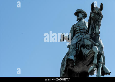 Statue du général de division James B. McPherson (1828 – 1864), Union générale dans la guerre de Sécession. Il a été tué à la bataille d'Atlanta le 22 juillet 1964. Une inscription sur le côté est de la base se lit comme suit: 'Érigée par ses camarades de la Société de l'Armée du Tennessee.' La statue est la pièce maîtresse de la place McPherson, au nord-ouest de Washignton DC, bordée par K, I, 15ème rues et Vermont Ave Banque D'Images