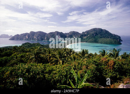 La Thaïlande. Koh Phi Phi Island. Vue panoramique du point de vue élevé. Banque D'Images