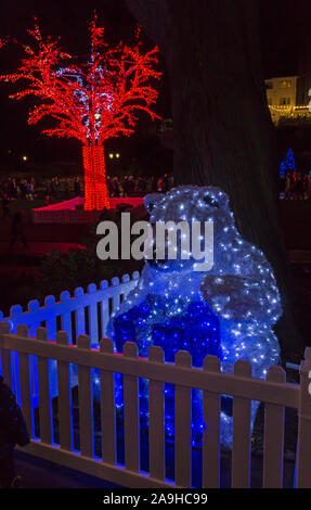 Bournemouth, Dorset, UK. 15 Nov 2019. Des milliers de visiteurs, familles et enfants excités, troupeau, à Bournemouth Gardens bravant le froid pour l'ouverture de l'arbre de Noël de Bournemouth Wonderland. De retour pour sa 2e année avec un plus grand et un meilleur affichage avec plus de 100 arbres scintillants et illuminations. Certains arbres sont à thème pour représenter les six villes à travers le monde. Les visiteurs peuvent suivre le sentier. L'ours polaire de guirlandes avec présent avec Vodaphone derrière l'arbre. Credit : Carolyn Jenkins/Alamy Live News Banque D'Images