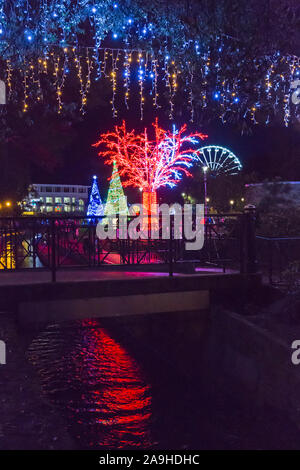 Bournemouth, Dorset, Royaume-Uni. 15 novembre 2019. Des milliers de visiteurs, de familles et d'enfants excités affluent dans les jardins de Bournemouth bravant le froid pour l'ouverture de l'arbre de Noël Wonderland de Bournemouth. De retour pour sa 2e année avec un affichage encore plus grand et meilleur avec plus de 100 arbres scintillants et illuminations. Certains des arbres sont thématiques pour représenter six villes à travers le monde. Les visiteurs peuvent suivre le sentier. Crédit : Carolyn Jenkins/Alamy Live News Banque D'Images