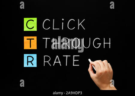 La main CTR - Taux de clic concept marketing avec craie blanche sur tableau noir. Banque D'Images