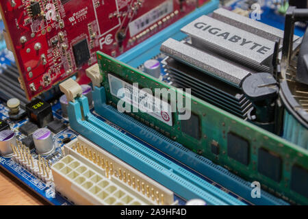 Carte mère Gigabyte avec ram et GPU Banque D'Images