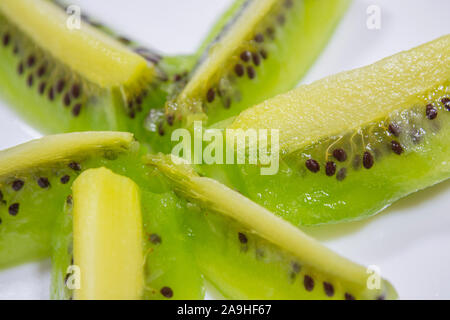 Tranches de kiwi sur la plaque Banque D'Images