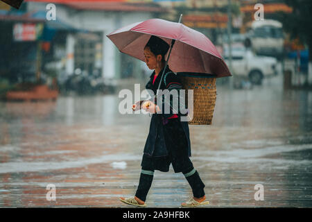 Sapa, Vietnam - 13 octobre 2019 : Local Sapa femme marchant à travers la petite ville de montagne dans le nord du Vietnam Banque D'Images
