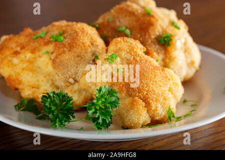 Choux-fleurs frits sur la plaque avec le persil haché Banque D'Images