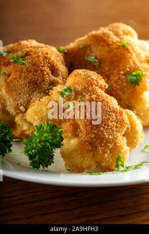 Choux-fleurs frits sur la plaque avec le persil haché Banque D'Images