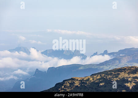 L'Éthiopie. L'Amhara. Gondar du nord. Vue des montagnes et nuages dans les hauts plateaux éthiopiens. Banque D'Images