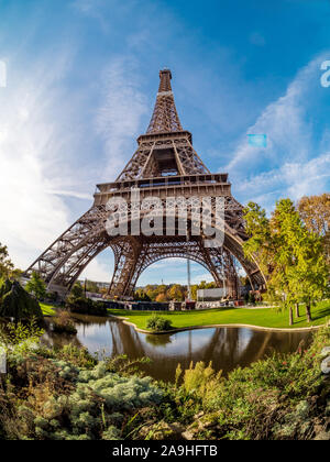 La Tour Eiffel à Paris, journée ensoleillée, panorama. Point de repère. La France. Banque D'Images