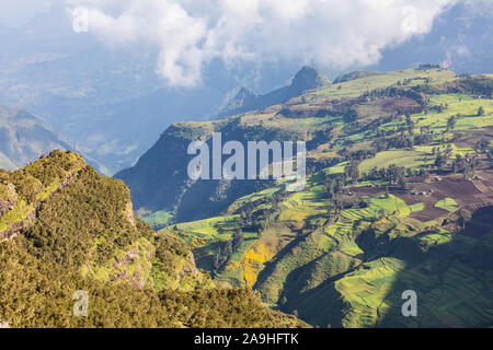 L'Éthiopie. L'Amhara. Gondar du nord. Vue d'exploitations et d'un village dans les hauts plateaux éthiopiens. Banque D'Images