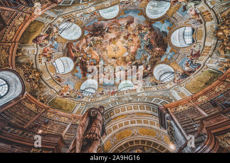 Vienne, Autriche - 28 Avril 2019 : vue vers le haut de la fresque au plafond dans la bibliothèque impériale avec l'empereur Charles VI Statue Banque D'Images