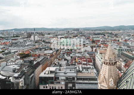Avis de dom Peterskirche à partir du haut de Stephansdom dans la vieille ville historique de Vienne, Autriche Banque D'Images