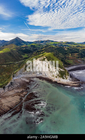 Deba Zumaia et strates géologiques flysch drone couches vue aérienne, Pays Basque Banque D'Images