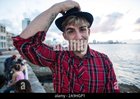 Portrait de jeune homme Latin portant un chapeau Banque D'Images