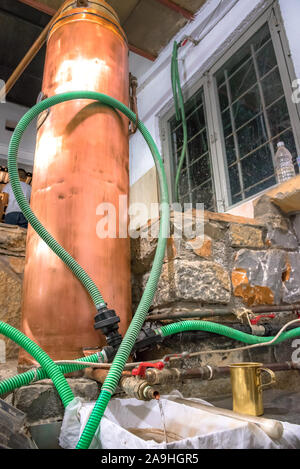 Kazani est la distillation traditionnelle de raki - tsipouro en Crète, Grèce Banque D'Images