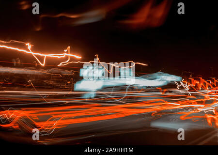 Vitesse de mouvement abstrait route autoroute voiture light trails nuit lumières colorées perspective Banque D'Images