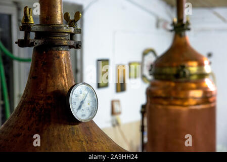 Kazani est la distillation traditionnelle de raki - tsipouro en Crète, Grèce Banque D'Images