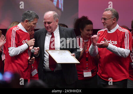 Munich, Allemagne. 16 Nov, 2019. Herbert HAINER (gauche, Président FC Bayern Munich) présente Uli Hoeness (Honess, Président d'honneur FC Bayern Munich) le certificat après avoir été nommé président d'honneur de la 6ème. Re : Karl Heinz RUMMENIGGE, président (gestion). Assemblée Générale Annuelle 2019 du FC Bayern Munich ve sur 15.11.2019. Olympiahalle, Muechen | Conditions de crédit dans le monde entier : dpa/Alamy Live News Banque D'Images