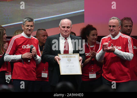 Munich, Allemagne. 16 Nov, 2019. Herbert HAINER (gauche, Président FC Bayern Munich) présente Uli Hoeness (Honess, Président d'honneur FC Bayern Munich) le certificat après avoir été nommé président d'honneur de la 6ème. Re : Karl Heinz RUMMENIGGE, président (gestion). Assemblée Générale Annuelle 2019 du FC Bayern Munich ve sur 15.11.2019. Olympiahalle, Muechen | Conditions de crédit dans le monde entier : dpa/Alamy Live News Banque D'Images