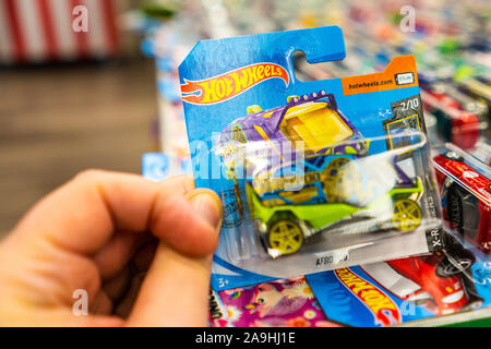 Une énorme collection de HotWheels, die cast Hot Wheels voitures miniatures, les camions et les camions sur l'affichage à l'artiste du magasin de jouets dans les poteries Banque D'Images