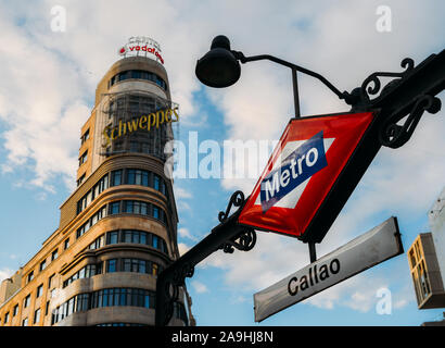 Madrid, Espagne - Nov 16, 2019 : Détail du signe de la station de métro Callao à Madrid, en Espagne, avec un effet rétro Banque D'Images