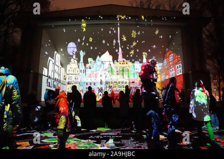 Riga, Lettonie. 15 Nov, 2019. Les gens regardent une projection vidéo "Vous êtes ici. ailleurs" pendant la fête des lumières à Staro Riga Riga, en Lettonie, du 15 novembre 2019. Staro Riga festival de lumière ici vendredi. Staro Riga est une exposition d'installations extérieures, utilisé pour transformer Riga panorama avec des meubles modernes et la technologie vidéo. Credit : Janis/Xinhua/Alamy Live News Banque D'Images