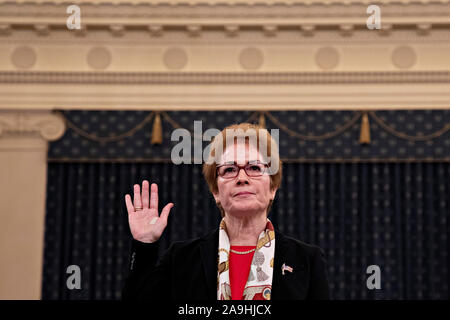 Washington, USA. 15 Nov 2019. Washington, DC, USA. 15 Nov, 2019. Marie Yovanovitch, ancien ambassadeur américain en Ukraine, jure dans une chambre d'accusation enquête du Comité sur le renseignement à Washington, DC, États-Unis, le vendredi, 15 novembre 2019. Yovanovitch a témoigné à huis clos le 11 octobre qu'elle a été rappelé à Washington après une "campagne concertée" par le Président Trump et ses alliés, y compris Rudy Giuliani, selon un relevé publié plus tard. Crédit : Andrew Harrer/Piscine via CNP | Conditions de crédit dans le monde entier : dpa/Alamy Live News Banque D'Images