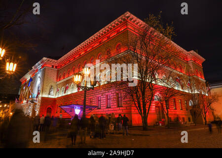 Riga, Lettonie. 15 Nov, 2019. Le bâtiment du parlement national est allumé pendant le festival lumière Staro Riga à Riga, en Lettonie, du 15 novembre 2019. Staro Riga festival de lumière ici vendredi. Staro Riga est une exposition d'installations extérieures, utilisé pour transformer Riga panorama avec des meubles modernes et la technologie vidéo. Credit : Janis/Xinhua/Alamy Live News Banque D'Images