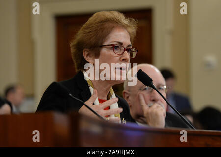Washington DC, USA. 15 Nov, 2019. 11/15/19-- Washington DC Capitol Hill. Ancien ambassadeur de l'Ukraine Marie Yovanovitch témoigne devant le Comité sur le renseignement de la chambre au deuxième jour de la destitution des audiences pour le Président Donald Trump. Credit : Christy Bowe/ZUMA/Alamy Fil Live News Banque D'Images