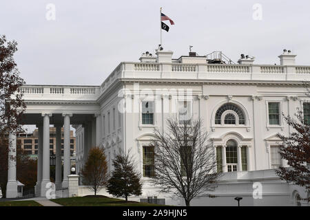 Washington DC, USA. 15 Nov, 2019. 11/15/19- La Maison Blanche- Washington DC. La Maison Blanche affiche le drapeau POW MIA avec le drapeau américain. Credit : Christy Bowe/ZUMA/Alamy Fil Live News Banque D'Images