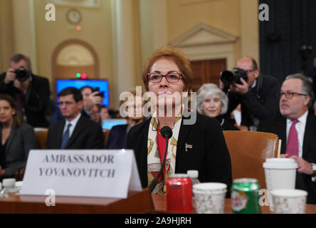 Washington, USA. 15 Nov, 2019. L'ancien ambassadeur des États-Unis à l'Ukraine Marie Yovanovitch (avant) témoigne devant le Comité sur le renseignement de la Chambre des représentants sur la colline du Capitole à Washington, DC, États-Unis, le 15 novembre, 2019. Le vendredi Yovanovitch a témoigné à la Chambre du Comité du renseignement au cours d'une enquête sur l'impeachment du président Donald Trump, relations avec l'Ukraine. Credit : Liu Jie/Xinhua/Alamy Live News Banque D'Images
