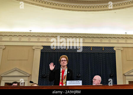 Washington, USA. 15 Nov 2019. Washington, DC, USA. 15 Nov, 2019. Marie Yovanovitch, ancien ambassadeur américain en Ukraine, jure dans une chambre d'accusation enquête du Comité sur le renseignement à Washington, DC, États-Unis, le vendredi, 15 novembre 2019. Yovanovitch a témoigné à huis clos le 11 octobre qu'elle a été rappelé à Washington après une "campagne concertée" par le Président Trump et ses alliés, y compris Rudy Giuliani, selon un relevé publié plus tard. Crédit : Al Drago/Piscine via CNP | Conditions de crédit dans le monde entier : dpa/Alamy Live News Banque D'Images