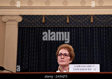 Washington, USA. 15 Nov 2019. Washington, DC, USA. 15 Nov, 2019. Marie Yovanovitch, ancien ambassadeur des États-Unis à l'Ukraine, à l'écoute au cours d'une House Intelligence Committee justice enquête à Washington, DC, États-Unis, le vendredi, 15 novembre 2019. Yovanovitch a témoigné à huis clos le 11 octobre qu'elle a été rappelé à Washington après une "campagne concertée" par le Président Trump et ses alliés, y compris Rudy Giuliani, selon un relevé publié plus tard. Crédit : Andrew Harrer/Piscine via CNP | Conditions de crédit dans le monde entier : dpa/Alamy Live News Banque D'Images