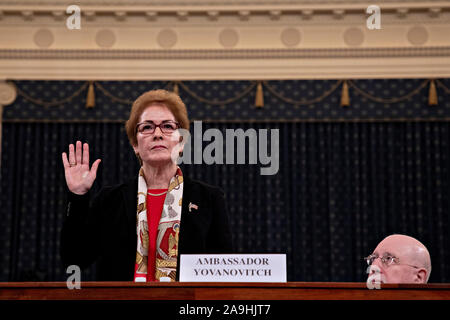 Washington, USA. 15 Nov 2019. Washington, DC, USA. 15 Nov, 2019. Marie Yovanovitch, ancien ambassadeur américain en Ukraine, jure dans une chambre d'accusation enquête du Comité sur le renseignement à Washington, DC, États-Unis, le vendredi, 15 novembre 2019. Yovanovitch a témoigné à huis clos le 11 octobre qu'elle a été rappelé à Washington après une "campagne concertée" par le Président Trump et ses alliés, y compris Rudy Giuliani, selon un relevé publié plus tard. Crédit : Andrew Harrer/Piscine via CNP | Conditions de crédit dans le monde entier : dpa/Alamy Live News Banque D'Images